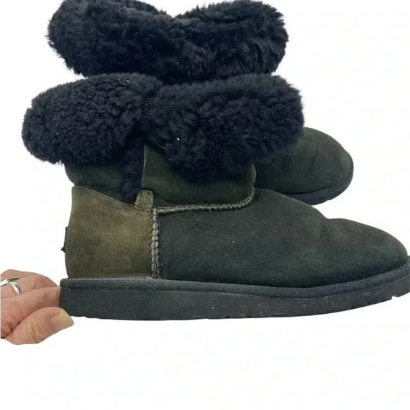 Uggs 2 toned women’s SZ 5 - Picture 1 of 9